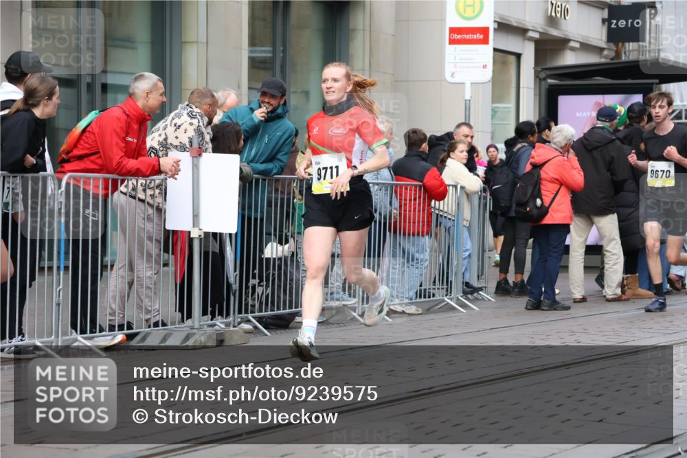 05.10.2025 - 20. swb-Marathon Bremen Strokosch-Dieckow http://msf.ph/oto/9239575 05.10.2025 10:47:01 Ziel 9244, 9411, 9428, 9546, 9670, 9711, 9924, 10319, 10637, 10667, 10951, 11498, 11705, 11742, 9244, 9411, 9428, 9546, 9670, 9711, 9924, 10319, 10637, 10667, 10951, 11498, 11705, 11742 meine-sportfotos.de