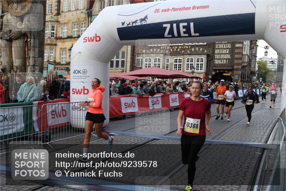05.10.2025 - 20. swb-Marathon Bremen Yannick Fuchs http://msf.ph/oto/9239578 05.10.2025 11:08:03 Ziel 8123, 9212, 10135, 10366, 10706, 10782, 10783 meine-sportfotos.de