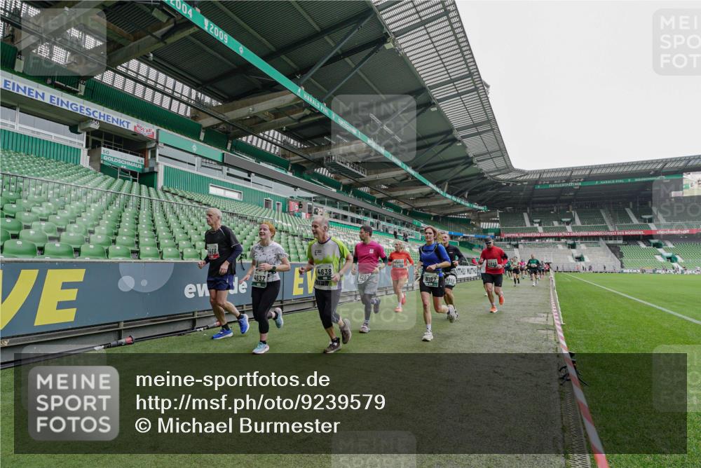 05.10.2025 - 20. swb-Marathon Bremen Michael Burmester http://msf.ph/oto/9239579 05.10.2025 13:04:08 Laufen im Stadion 100, 360, 414, 470, 592, 607, 898, 958, 1012, 1019, 1067, 1080, 1084, 1275, 1331, 1336, 1413, 1468, 1478, 1514, 1695, 1852, 1914, 1975, 1997, 2016, 2333, 2339, 2375, 2567, 2617, 3037, 3072, 3346, 3485, 4005, 4053, 4087, 4243, 4335, 4453, 4462, 4524, 4528, 4637, 4638, 4651, 4757, 4767, 4793, 4803, 4840, 4928, 5043, 5137, 5162, 5212, 5236, 5343, 5410, 5446, 5464, 5489, 5523, 5832, 5966, 5969, 6011, 6145, 6287, 6414, 6447, 6529, 6584, 6635, 227, 375, 396, 2597 meine-sportfotos.de