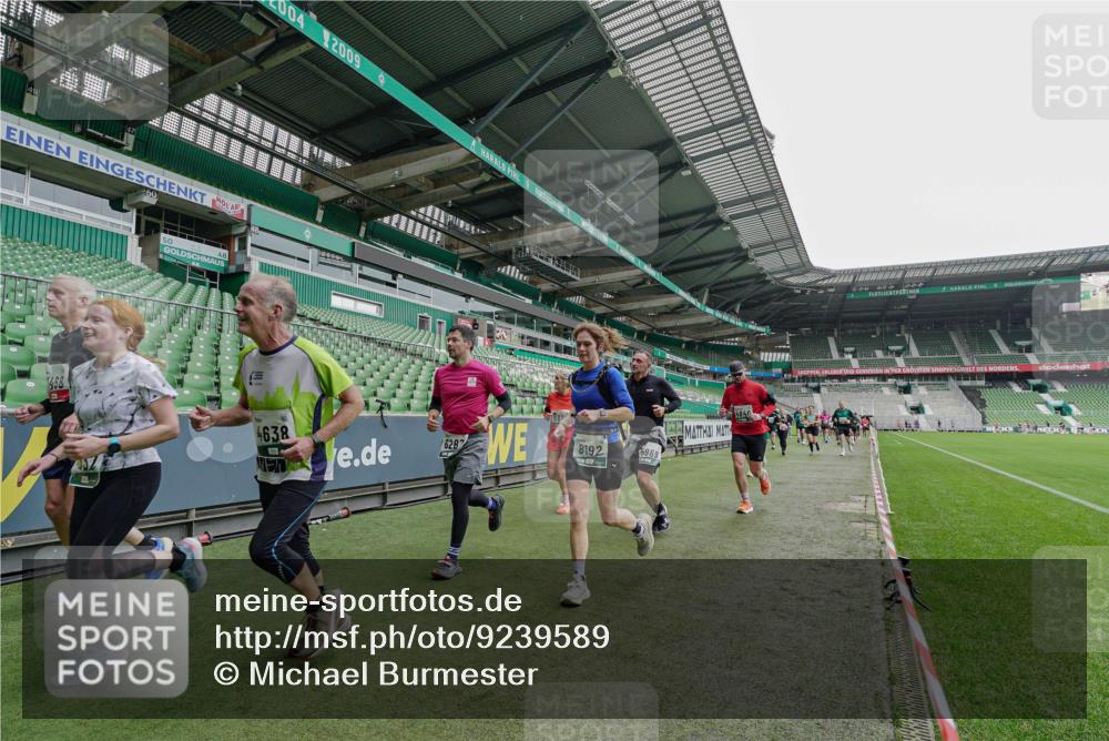 05.10.2025 - 20. swb-Marathon Bremen Michael Burmester http://msf.ph/oto/9239589 05.10.2025 13:04:09 Laufen im Stadion 100, 360, 414, 470, 592, 607, 898, 958, 1012, 1019, 1067, 1080, 1084, 1275, 1331, 1336, 1413, 1468, 1478, 1514, 1695, 1852, 1914, 1975, 1997, 2016, 2333, 2339, 2375, 2567, 2617, 3037, 3072, 3346, 3485, 4005, 4053, 4087, 4243, 4335, 4453, 4462, 4524, 4528, 4637, 4638, 4651, 4757, 4767, 4793, 4803, 4840, 4928, 5043, 5137, 5162, 5212, 5236, 5343, 5410, 5446, 5464, 5489, 5523, 5832, 5966, 5969, 6011, 6145, 6287, 6414, 6447, 6529, 6584, 6635, 227, 375, 396, 2597 meine-sportfotos.de
