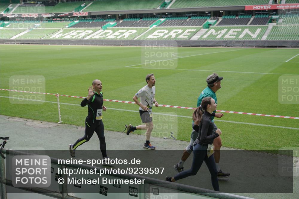 05.10.2025 - 20. swb-Marathon Bremen Michael Burmester http://msf.ph/oto/9239597 05.10.2025 10:34:13 Laufen im Stadion 5172, 7101, 7215, 9000, 9266, 9309, 9314, 9372, 9472, 9489, 9520, 9521, 9529, 9547, 9560, 9569, 9585, 9591, 9633, 9714, 9719, 9783, 9811, 9820, 9844, 9872, 9881, 9882, 9902, 9932, 9943, 9947, 10003, 10005, 10009, 10015, 10024, 10028, 10069, 10088, 10107, 10111, 10116, 10178, 10180, 10191, 10195, 10196, 10231, 10261, 10285, 10287, 10302, 10307, 10398, 10408, 10424, 10466, 10546, 10590, 10591, 10641, 10648, 10755, 10758, 10794, 7077, 9258, 10233 meine-sportfotos.de