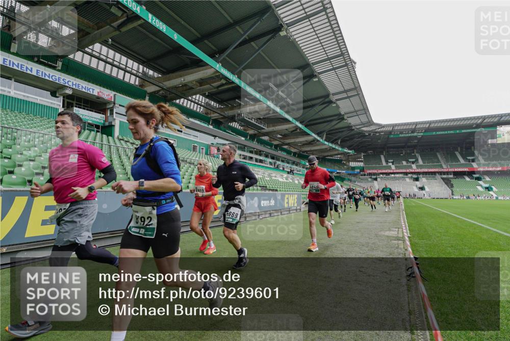05.10.2025 - 20. swb-Marathon Bremen Michael Burmester http://msf.ph/oto/9239601 05.10.2025 13:04:10 Laufen im Stadion 100, 360, 414, 470, 592, 607, 898, 958, 1012, 1019, 1067, 1080, 1084, 1275, 1331, 1336, 1413, 1468, 1478, 1514, 1695, 1852, 1914, 1975, 1997, 2016, 2086, 2333, 2339, 2375, 2567, 2617, 3037, 3072, 3346, 3485, 4005, 4053, 4087, 4243, 4335, 4453, 4462, 4524, 4528, 4637, 4638, 4651, 4757, 4793, 4803, 4840, 4928, 5043, 5137, 5162, 5212, 5236, 5343, 5410, 5446, 5464, 5489, 5523, 5832, 5966, 5969, 6011, 6145, 6287, 6414, 6447, 6529, 6584, 6635, 227, 375, 396, 2597 meine-sportfotos.de