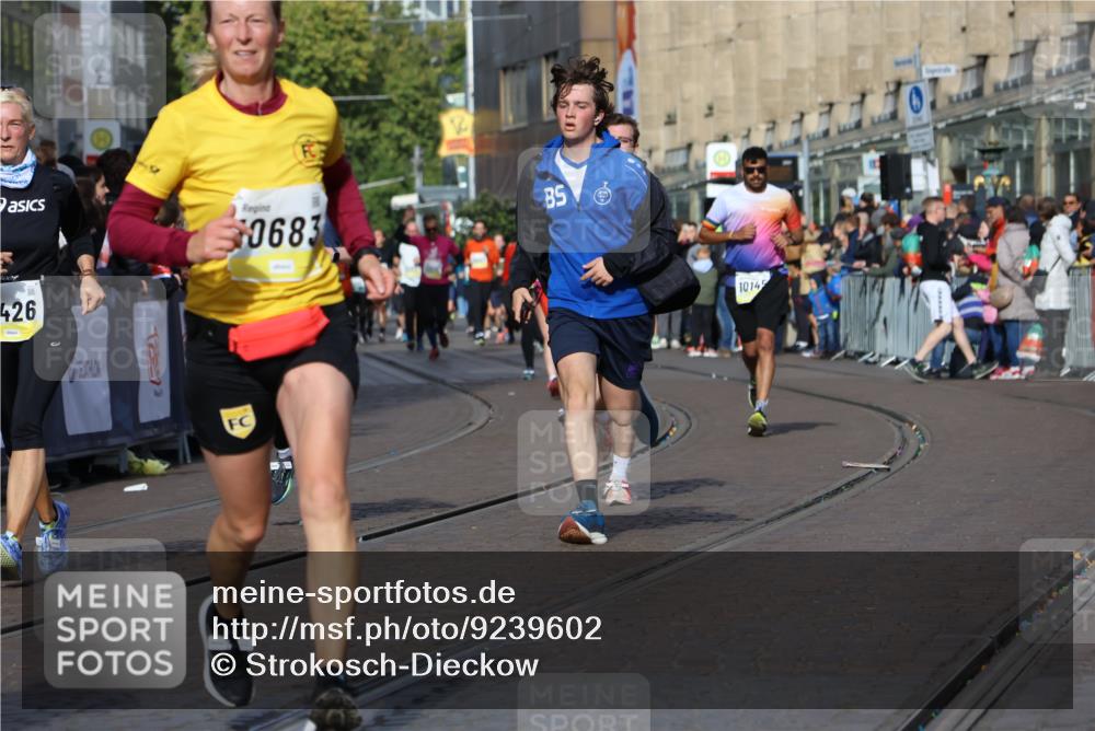 05.10.2025 - 20. swb-Marathon Bremen Strokosch-Dieckow http://msf.ph/oto/9239602 05.10.2025 10:56:43 Ziel 8118, 9188, 9266, 10059, 10145, 10644, 10683, 10845, 11426, 11475, 11675, 11734 meine-sportfotos.de