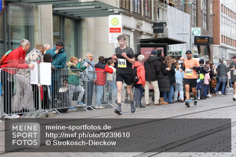 05.10.2025 - 20. swb-Marathon Bremen Strokosch-Dieckow http://msf.ph/oto/9239610 05.10.2025 10:47:02 Ziel 9244, 9339, 9411, 9428, 9546, 9670, 9711, 9924, 10319, 10637, 10667, 10951, 11498, 11705, 11742, 9244, 9339, 9411, 9428, 9546, 9670, 9711, 9924, 10319, 10637, 10667, 10951, 11498, 11705, 11742 meine-sportfotos.de