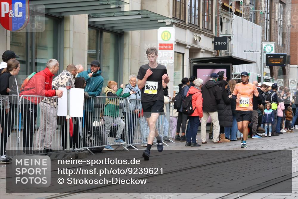05.10.2025 - 20. swb-Marathon Bremen Strokosch-Dieckow http://msf.ph/oto/9239621 05.10.2025 10:47:02 Ziel 9244, 9339, 9411, 9428, 9546, 9670, 9711, 9924, 10319, 10637, 10667, 10951, 11498, 11705, 11742, 9244, 9339, 9411, 9428, 9546, 9670, 9711, 9924, 10319, 10637, 10667, 10951, 11498, 11705, 11742 meine-sportfotos.de