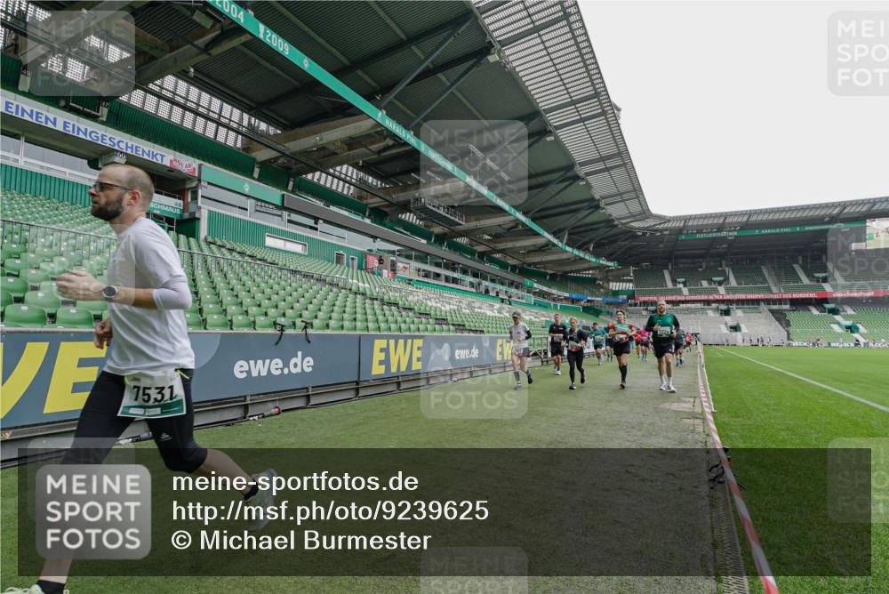 05.10.2025 - 20. swb-Marathon Bremen Michael Burmester http://msf.ph/oto/9239625 05.10.2025 13:04:13 Laufen im Stadion 100, 360, 414, 470, 592, 607, 898, 958, 1012, 1019, 1067, 1080, 1084, 1331, 1336, 1413, 1468, 1478, 1514, 1695, 1852, 1914, 1975, 1997, 2016, 2086, 2333, 2339, 2375, 2567, 2617, 2989, 3037, 3072, 3346, 3485, 4005, 4053, 4087, 4243, 4244, 4335, 4453, 4462, 4501, 4524, 4528, 4637, 4638, 4651, 4757, 4793, 4803, 4840, 4928, 5043, 5082, 5137, 5162, 5212, 5236, 5343, 5446, 5464, 5489, 5523, 5832, 5966, 5969, 6011, 6145, 6287, 6414, 6447, 6529, 6584, 6635, 227, 396, 2597 meine-sportfotos.de