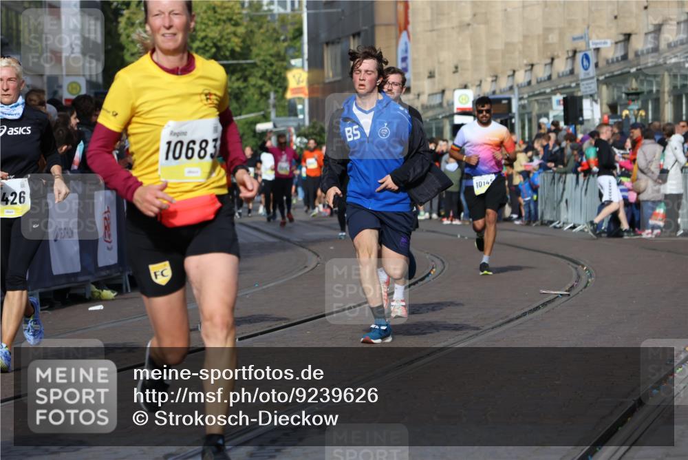 05.10.2025 - 20. swb-Marathon Bremen Strokosch-Dieckow http://msf.ph/oto/9239626 05.10.2025 10:56:43 Ziel 8118, 9188, 9266, 10059, 10145, 10644, 10683, 10845, 11426, 11475, 11675, 11734 meine-sportfotos.de