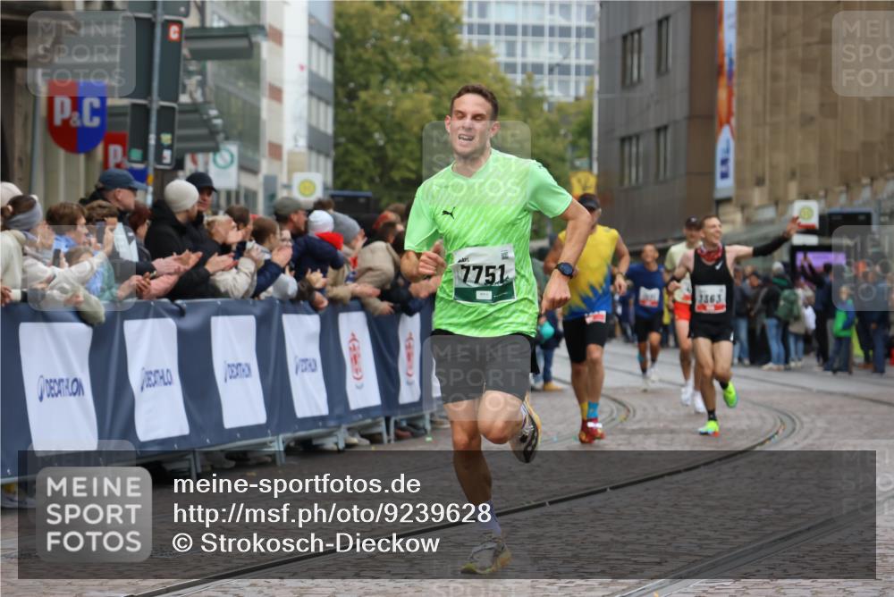 05.10.2025 - 20. swb-Marathon Bremen Strokosch-Dieckow http://msf.ph/oto/9239628 05.10.2025 12:42:12 Ziel 1024, 1363, 7751 meine-sportfotos.de