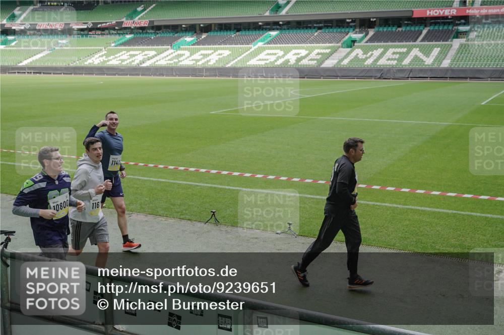 05.10.2025 - 20. swb-Marathon Bremen Michael Burmester http://msf.ph/oto/9239651 05.10.2025 10:34:16 Laufen im Stadion 5172, 7101, 7215, 9000, 9266, 9309, 9314, 9372, 9472, 9489, 9520, 9521, 9529, 9547, 9560, 9585, 9591, 9714, 9719, 9783, 9811, 9820, 9844, 9872, 9881, 9882, 9902, 9932, 9943, 9947, 10003, 10005, 10009, 10015, 10024, 10028, 10069, 10088, 10107, 10111, 10116, 10178, 10180, 10191, 10195, 10196, 10231, 10261, 10285, 10287, 10302, 10307, 10329, 10398, 10408, 10424, 10466, 10527, 10546, 10590, 10591, 10641, 10648, 10758, 10794, 7077, 9258, 10233 meine-sportfotos.de