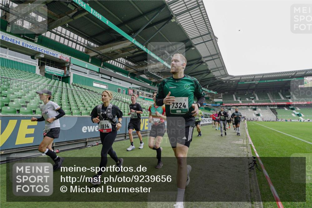 05.10.2025 - 20. swb-Marathon Bremen Michael Burmester http://msf.ph/oto/9239656 05.10.2025 13:04:16 Laufen im Stadion 100, 360, 414, 470, 490, 592, 607, 898, 958, 1012, 1019, 1080, 1084, 1336, 1413, 1468, 1478, 1514, 1695, 1852, 1914, 1975, 1997, 2016, 2086, 2333, 2567, 2617, 2989, 3037, 3072, 3346, 3483, 3485, 3901, 4001, 4005, 4053, 4087, 4243, 4244, 4335, 4453, 4462, 4501, 4524, 4528, 4627, 4637, 4638, 4651, 4757, 4793, 4803, 4840, 4928, 5043, 5082, 5137, 5162, 5212, 5236, 5247, 5343, 5446, 5464, 5489, 5832, 5966, 5969, 6011, 6145, 6287, 6414, 6447, 6529, 6584, 6635, 396, 2597 meine-sportfotos.de