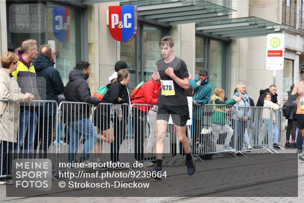 05.10.2025 - 20. swb-Marathon Bremen Strokosch-Dieckow http://msf.ph/oto/9239664 05.10.2025 10:47:04 Ziel 9244, 9339, 9411, 9428, 9670, 9711, 9924, 10319, 10637, 10667, 10850, 10875, 10951, 11498, 11705, 11742, 9244, 9339, 9411, 9428, 9670, 9711, 9924, 10319, 10637, 10667, 10850, 10875, 10951, 11498, 11705, 11742 meine-sportfotos.de