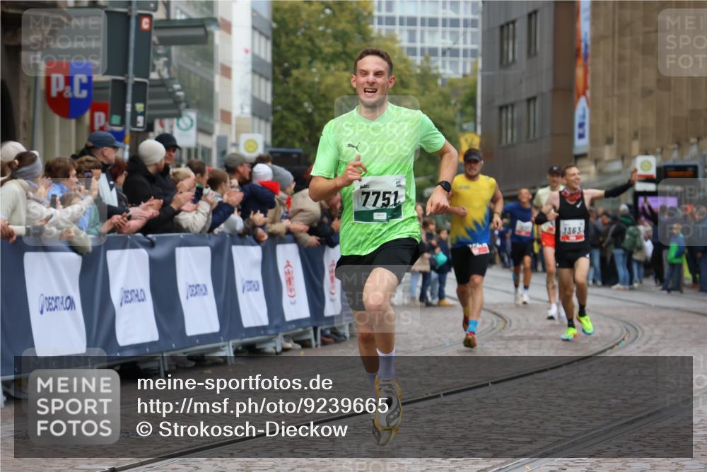 05.10.2025 - 20. swb-Marathon Bremen Strokosch-Dieckow http://msf.ph/oto/9239665 05.10.2025 12:42:12 Ziel 1024, 1363, 7751 meine-sportfotos.de