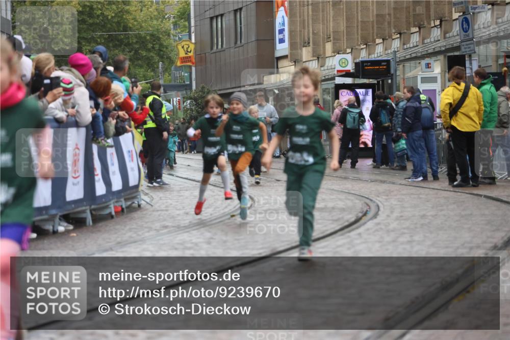 05.10.2025 - 20. swb-Marathon Bremen Strokosch-Dieckow http://msf.ph/oto/9239670 05.10.2025 15:21:44 Ziel  meine-sportfotos.de