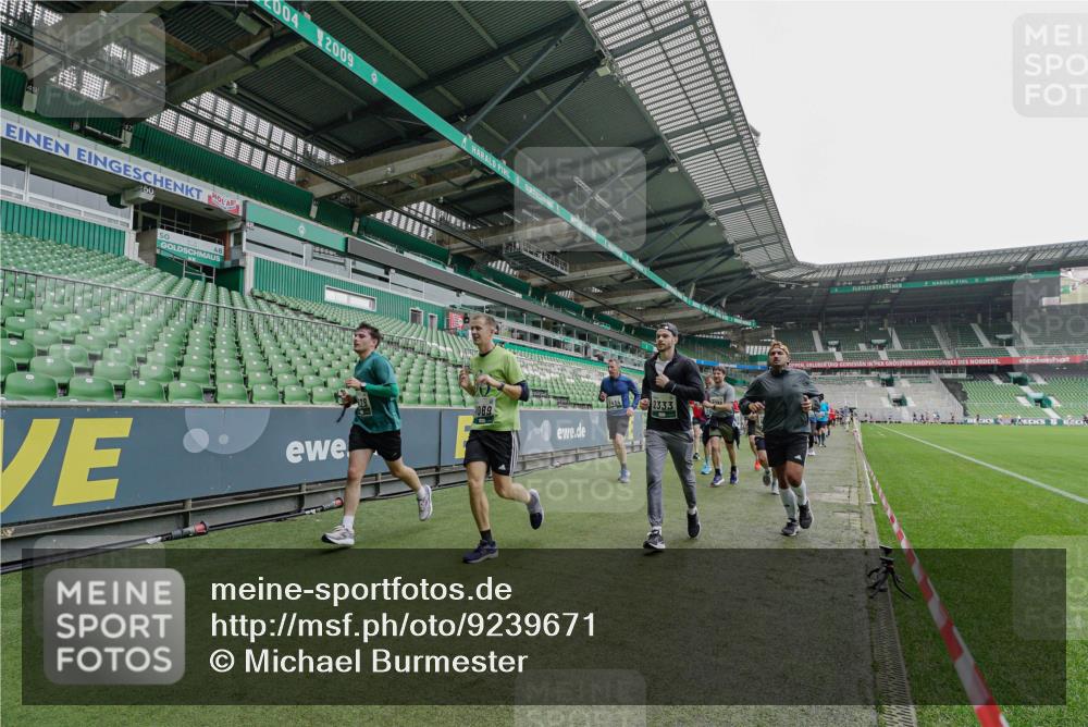 05.10.2025 - 20. swb-Marathon Bremen Michael Burmester http://msf.ph/oto/9239671 05.10.2025 13:04:18 Laufen im Stadion 100, 360, 414, 421, 470, 490, 592, 607, 898, 1012, 1019, 1080, 1084, 1336, 1413, 1468, 1478, 1695, 1852, 1914, 1975, 1997, 2016, 2086, 2333, 2567, 2617, 2664, 2989, 3037, 3072, 3346, 3433, 3483, 3485, 3658, 3901, 4001, 4005, 4053, 4087, 4243, 4244, 4335, 4453, 4462, 4501, 4524, 4528, 4627, 4637, 4638, 4651, 4757, 4793, 4803, 4840, 4858, 4928, 5043, 5082, 5137, 5162, 5212, 5236, 5247, 5343, 5446, 5464, 5489, 5832, 5966, 5969, 6011, 6145, 6287, 6414, 6447, 6529, 6584, 6635, 396 meine-sportfotos.de