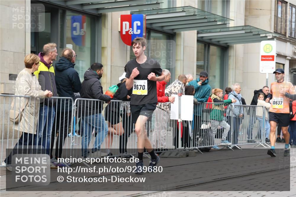 05.10.2025 - 20. swb-Marathon Bremen Strokosch-Dieckow http://msf.ph/oto/9239680 05.10.2025 10:47:04 Ziel 9244, 9339, 9411, 9428, 9670, 9711, 9924, 10319, 10637, 10667, 10850, 10875, 10951, 11498, 11705, 11742, 9244, 9339, 9411, 9428, 9670, 9711, 9924, 10319, 10637, 10667, 10850, 10875, 10951, 11498, 11705, 11742 meine-sportfotos.de