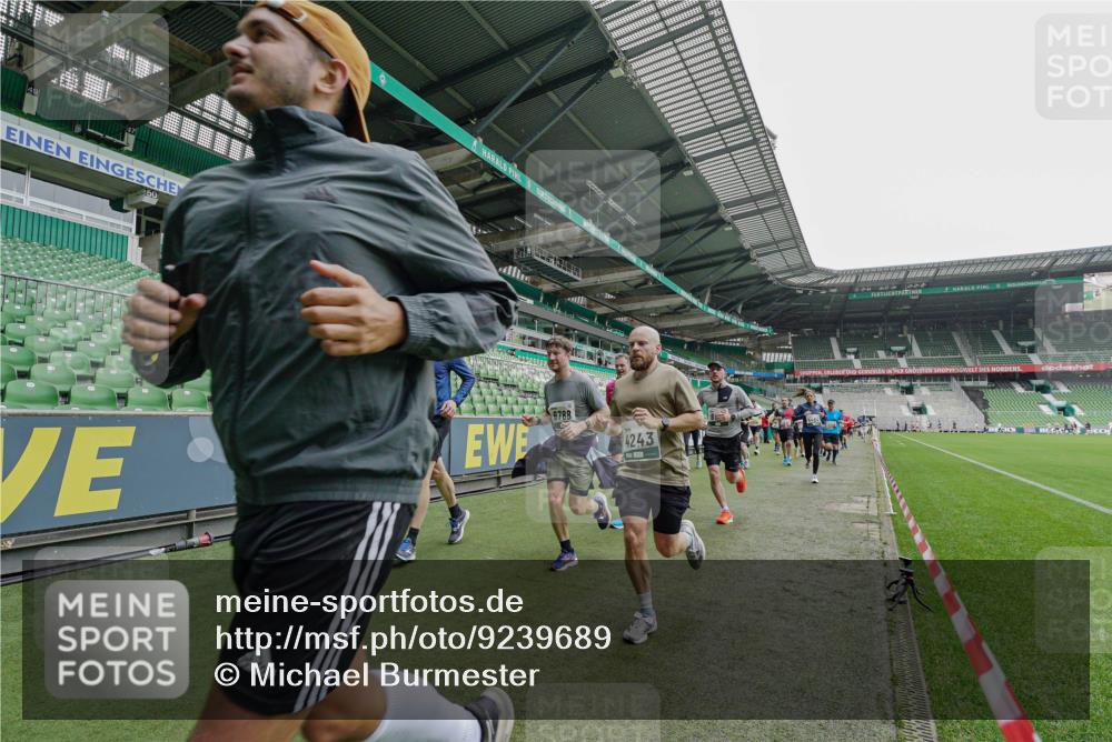 05.10.2025 - 20. swb-Marathon Bremen Michael Burmester http://msf.ph/oto/9239689 05.10.2025 13:04:19 Laufen im Stadion 100, 360, 414, 421, 470, 490, 592, 607, 898, 1012, 1019, 1080, 1084, 1336, 1413, 1468, 1478, 1695, 1852, 1914, 1975, 1997, 2016, 2086, 2333, 2567, 2617, 2664, 2989, 3037, 3072, 3346, 3433, 3483, 3485, 3658, 3901, 4001, 4005, 4053, 4087, 4243, 4244, 4335, 4453, 4462, 4501, 4524, 4528, 4627, 4637, 4638, 4651, 4757, 4793, 4803, 4840, 4858, 4928, 5043, 5082, 5137, 5162, 5212, 5236, 5247, 5343, 5446, 5464, 5489, 5832, 5966, 5969, 6011, 6145, 6287, 6414, 6529, 6584, 6635, 396 meine-sportfotos.de