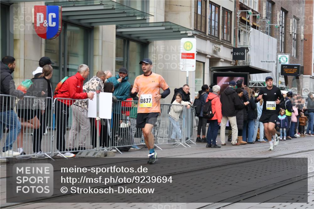 05.10.2025 - 20. swb-Marathon Bremen Strokosch-Dieckow http://msf.ph/oto/9239694 05.10.2025 10:47:05 Ziel 9244, 9339, 9411, 9428, 9670, 9711, 9924, 10073, 10319, 10637, 10667, 10850, 10875, 10947, 10951, 11498, 11705, 11742, 9244, 9339, 9411, 9428, 9670, 9711, 9924, 10073, 10319, 10637, 10667, 10850, 10875, 10947, 10951, 11498, 11705, 11742 meine-sportfotos.de