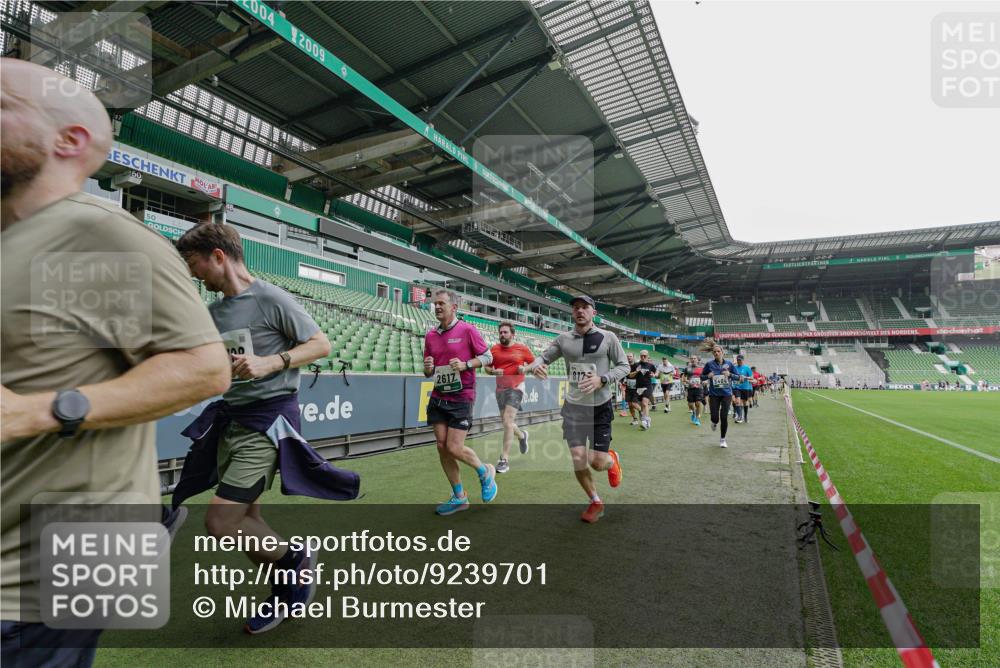 05.10.2025 - 20. swb-Marathon Bremen Michael Burmester http://msf.ph/oto/9239701 05.10.2025 13:04:20 Laufen im Stadion 100, 360, 414, 421, 470, 490, 592, 607, 898, 1012, 1019, 1080, 1084, 1336, 1413, 1468, 1478, 1695, 1852, 1914, 1975, 1997, 2086, 2333, 2399, 2567, 2617, 2664, 2989, 3037, 3072, 3346, 3433, 3483, 3485, 3658, 3901, 4001, 4005, 4053, 4087, 4243, 4244, 4335, 4453, 4462, 4501, 4524, 4528, 4627, 4637, 4638, 4651, 4757, 4793, 4803, 4840, 4858, 4928, 5043, 5082, 5137, 5162, 5212, 5236, 5247, 5343, 5446, 5464, 5489, 5832, 5966, 5969, 6011, 6145, 6287, 6414, 6529, 6584, 6635, 396 meine-sportfotos.de