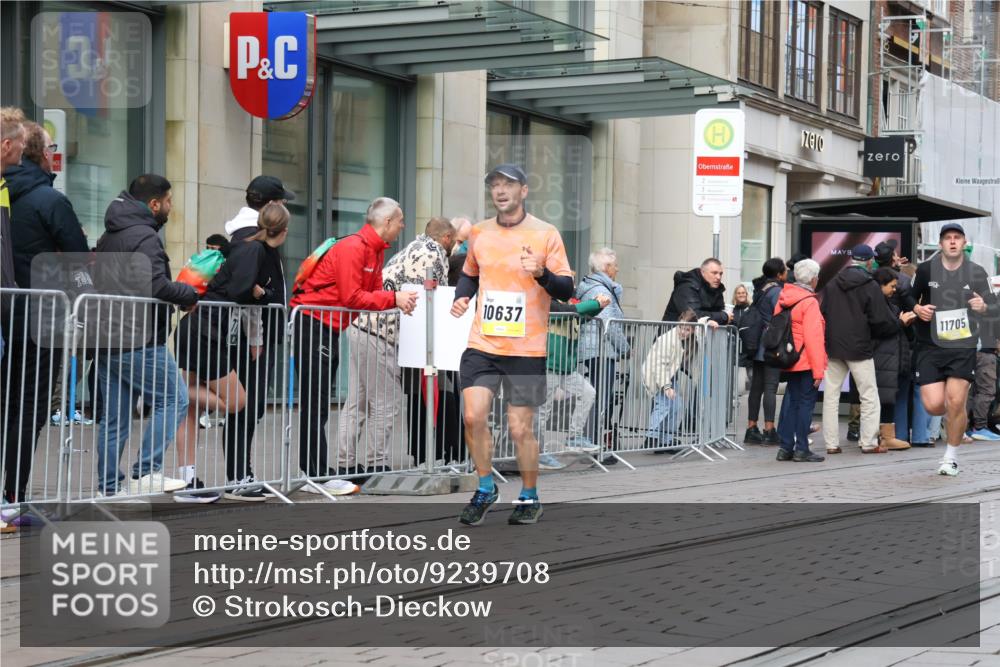 05.10.2025 - 20. swb-Marathon Bremen Strokosch-Dieckow http://msf.ph/oto/9239708 05.10.2025 10:47:05 Ziel 9244, 9339, 9411, 9428, 9670, 9711, 9924, 10073, 10319, 10637, 10667, 10850, 10875, 10947, 10951, 11498, 11705, 11742, 9244, 9339, 9411, 9428, 9670, 9711, 9924, 10073, 10319, 10637, 10667, 10850, 10875, 10947, 10951, 11498, 11705, 11742 meine-sportfotos.de