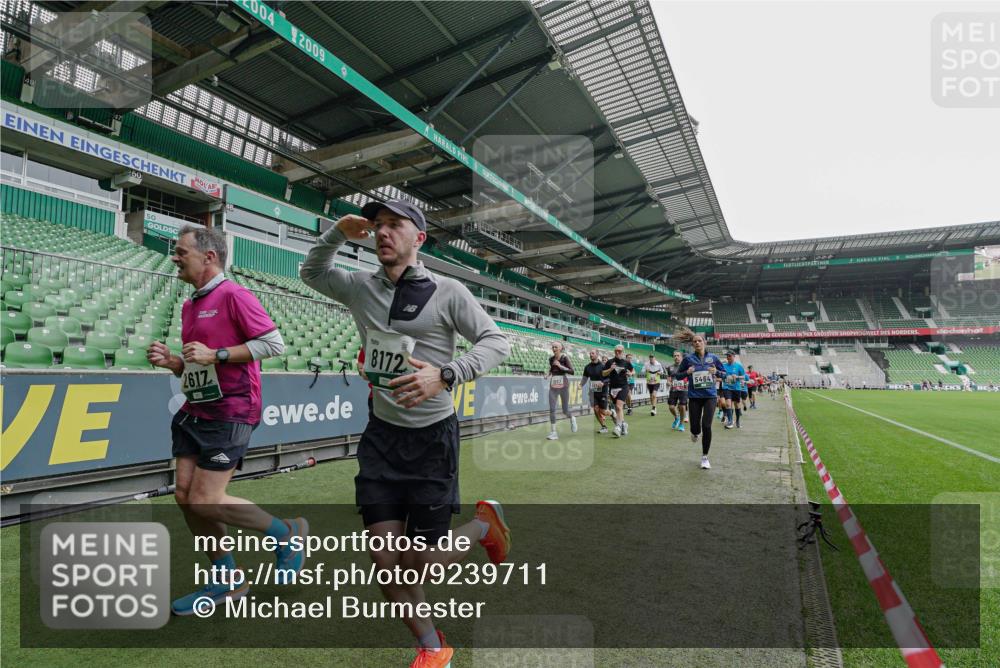 05.10.2025 - 20. swb-Marathon Bremen Michael Burmester http://msf.ph/oto/9239711 05.10.2025 13:04:21 Laufen im Stadion 100, 360, 414, 421, 470, 490, 592, 607, 898, 1012, 1019, 1080, 1084, 1336, 1413, 1468, 1478, 1695, 1852, 1914, 1975, 1997, 2086, 2333, 2399, 2567, 2617, 2664, 2989, 3037, 3072, 3346, 3433, 3483, 3485, 3658, 3901, 4001, 4005, 4053, 4087, 4243, 4244, 4335, 4453, 4462, 4501, 4524, 4528, 4627, 4637, 4638, 4651, 4757, 4793, 4803, 4838, 4840, 4858, 4928, 5043, 5082, 5137, 5162, 5212, 5236, 5247, 5343, 5446, 5464, 5489, 5832, 5966, 5969, 6011, 6145, 6287, 6529, 6584, 6635, 396 meine-sportfotos.de