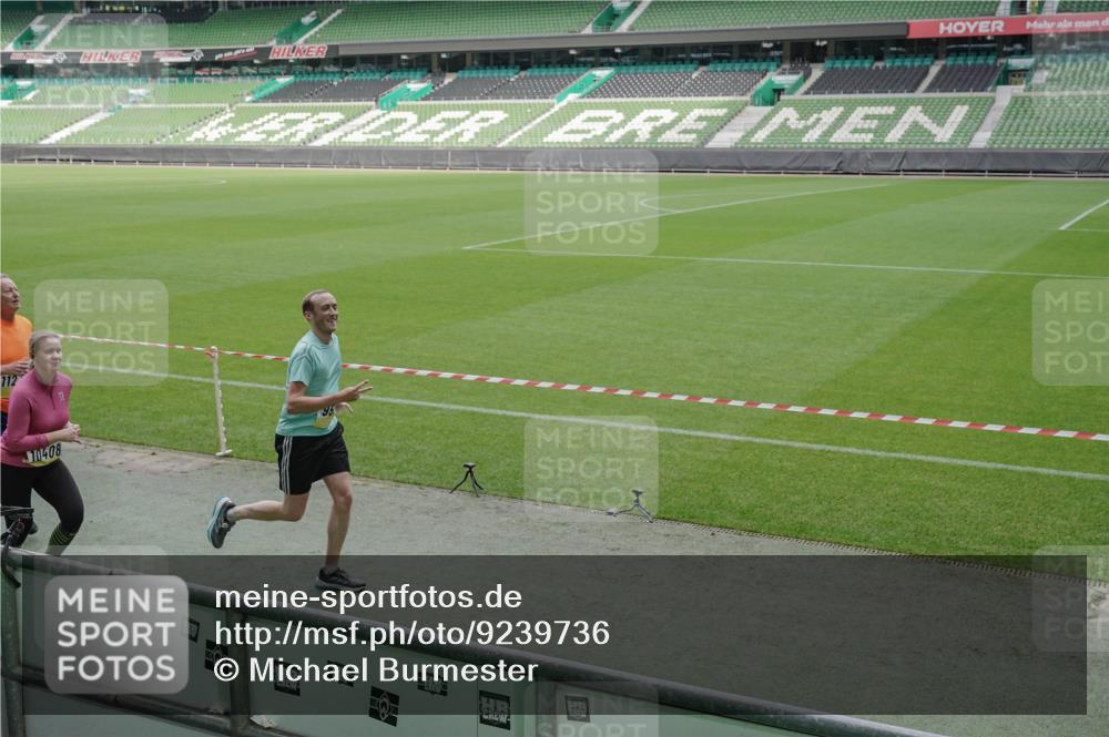 05.10.2025 - 20. swb-Marathon Bremen Michael Burmester http://msf.ph/oto/9239736 05.10.2025 10:34:17 Laufen im Stadion 5172, 7101, 7147, 7215, 9000, 9266, 9309, 9314, 9372, 9472, 9489, 9520, 9521, 9529, 9547, 9560, 9585, 9591, 9714, 9719, 9783, 9811, 9820, 9844, 9872, 9881, 9882, 9902, 9932, 9943, 9947, 10003, 10005, 10009, 10015, 10024, 10028, 10069, 10088, 10107, 10111, 10116, 10178, 10180, 10191, 10195, 10196, 10231, 10261, 10285, 10287, 10302, 10307, 10329, 10398, 10408, 10424, 10466, 10527, 10546, 10590, 10591, 10641, 10648, 10758, 10794, 7077, 9258, 10233 meine-sportfotos.de