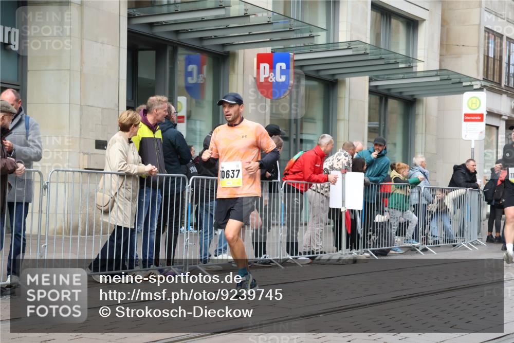 05.10.2025 - 20. swb-Marathon Bremen Strokosch-Dieckow http://msf.ph/oto/9239745 05.10.2025 10:47:06 Ziel 9244, 9339, 9411, 9428, 9670, 9711, 9924, 10073, 10319, 10637, 10667, 10850, 10875, 10947, 10951, 11330, 11498, 11705, 11742, 9244, 9339, 9411, 9428, 9670, 9711, 9924, 10073, 10319, 10637, 10667, 10850, 10875, 10947, 10951, 11330, 11498, 11705, 11742 meine-sportfotos.de