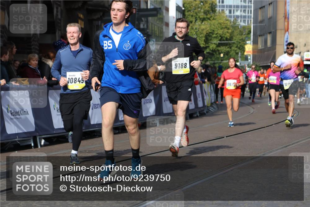 05.10.2025 - 20. swb-Marathon Bremen Strokosch-Dieckow http://msf.ph/oto/9239750 05.10.2025 10:56:46 Ziel 9188, 9266, 9669, 10059, 10145, 10644, 10683, 10845, 10924, 11274, 11426, 11675, 11734 meine-sportfotos.de