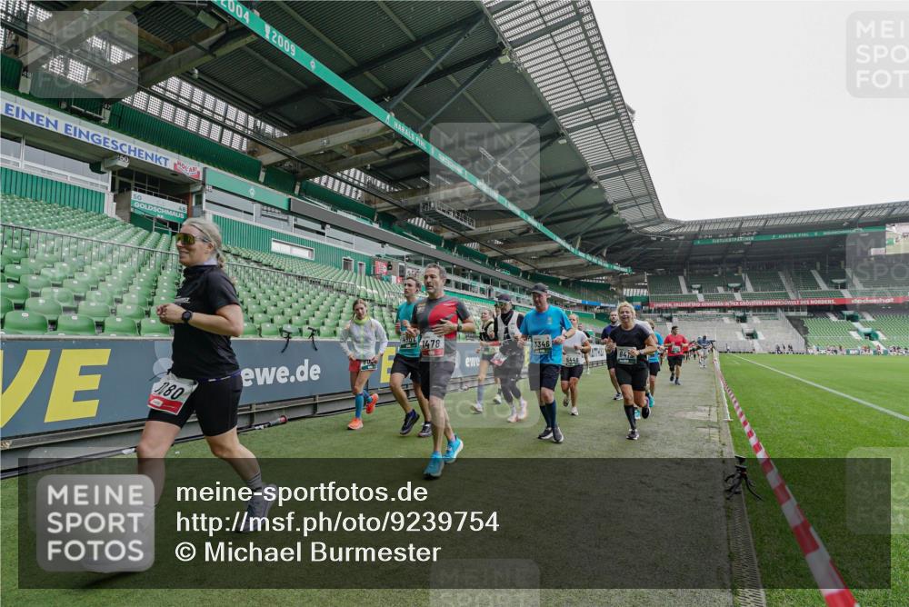 05.10.2025 - 20. swb-Marathon Bremen Michael Burmester http://msf.ph/oto/9239754 05.10.2025 13:04:24 Laufen im Stadion 100, 360, 414, 421, 470, 490, 592, 607, 898, 1012, 1019, 1080, 1084, 1413, 1468, 1478, 1695, 1852, 1914, 1975, 1997, 2086, 2333, 2399, 2617, 2664, 2901, 2989, 3037, 3072, 3346, 3433, 3483, 3485, 3658, 3901, 4001, 4005, 4053, 4087, 4243, 4244, 4335, 4453, 4462, 4501, 4524, 4528, 4627, 4637, 4638, 4651, 4757, 4793, 4803, 4838, 4840, 4858, 4928, 5043, 5082, 5137, 5162, 5212, 5236, 5247, 5343, 5446, 5464, 5489, 5832, 5969, 6011, 6145, 6287, 6529, 6584, 6635, 1336 meine-sportfotos.de