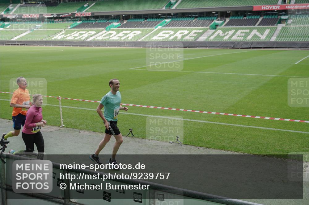 05.10.2025 - 20. swb-Marathon Bremen Michael Burmester http://msf.ph/oto/9239757 05.10.2025 10:34:18 Laufen im Stadion 5172, 7101, 7147, 7215, 9000, 9266, 9292, 9309, 9314, 9372, 9472, 9489, 9520, 9521, 9529, 9547, 9585, 9591, 9714, 9719, 9783, 9811, 9820, 9844, 9872, 9881, 9882, 9902, 9932, 9943, 9947, 10003, 10005, 10009, 10015, 10024, 10028, 10069, 10088, 10107, 10111, 10116, 10178, 10180, 10191, 10195, 10196, 10200, 10231, 10261, 10285, 10287, 10302, 10307, 10329, 10397, 10398, 10408, 10424, 10466, 10527, 10546, 10590, 10641, 10648, 10758, 10794, 7077, 9258, 10233 meine-sportfotos.de