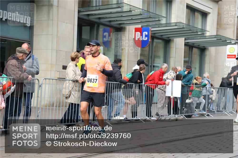 05.10.2025 - 20. swb-Marathon Bremen Strokosch-Dieckow http://msf.ph/oto/9239760 05.10.2025 10:47:06 Ziel 9244, 9339, 9411, 9428, 9670, 9711, 9924, 10073, 10319, 10637, 10667, 10850, 10875, 10947, 10951, 11330, 11498, 11705, 11742, 9244, 9339, 9411, 9428, 9670, 9711, 9924, 10073, 10319, 10637, 10667, 10850, 10875, 10947, 10951, 11330, 11498, 11705, 11742 meine-sportfotos.de