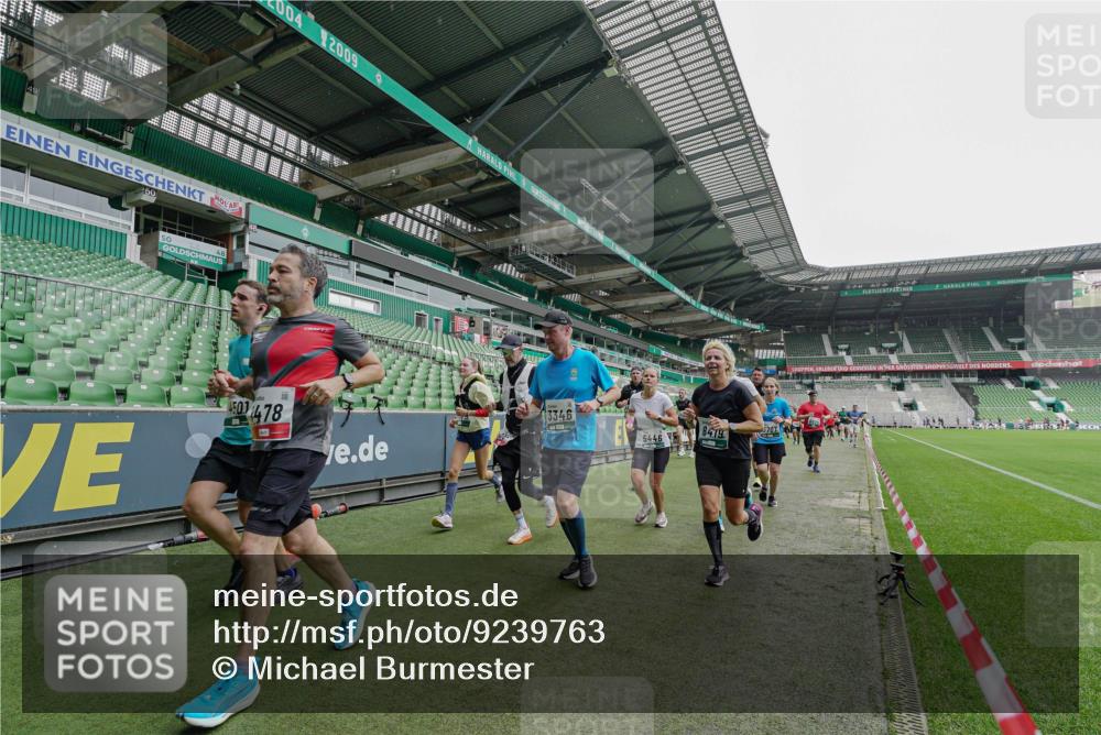 05.10.2025 - 20. swb-Marathon Bremen Michael Burmester http://msf.ph/oto/9239763 05.10.2025 13:04:25 Laufen im Stadion 100, 360, 414, 421, 470, 490, 592, 607, 898, 1012, 1019, 1080, 1084, 1413, 1468, 1478, 1695, 1852, 1914, 1975, 1997, 2086, 2333, 2399, 2617, 2664, 2901, 2989, 3072, 3346, 3433, 3483, 3485, 3658, 3901, 4001, 4005, 4053, 4087, 4243, 4244, 4335, 4453, 4462, 4501, 4524, 4528, 4627, 4637, 4638, 4651, 4757, 4793, 4803, 4838, 4840, 4858, 4928, 5043, 5082, 5137, 5162, 5212, 5236, 5247, 5343, 5446, 5464, 5832, 5969, 6011, 6145, 6287, 6529, 6584, 6635, 1336 meine-sportfotos.de