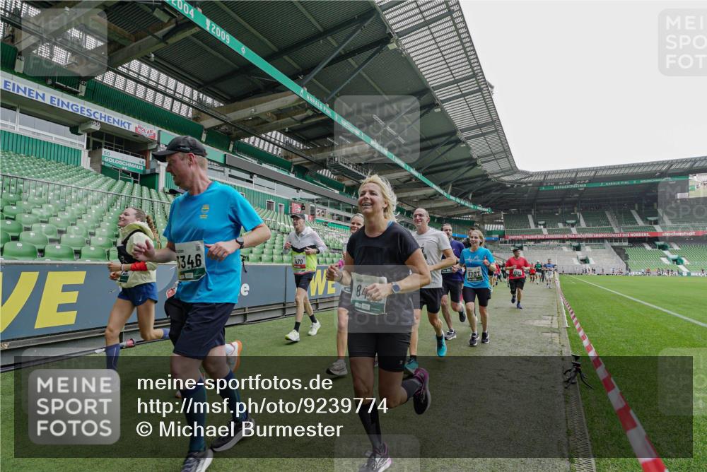 05.10.2025 - 20. swb-Marathon Bremen Michael Burmester http://msf.ph/oto/9239774 05.10.2025 13:04:25 Laufen im Stadion 100, 360, 414, 421, 470, 490, 592, 607, 898, 1012, 1019, 1080, 1084, 1413, 1468, 1478, 1695, 1852, 1914, 1975, 1997, 2086, 2333, 2399, 2617, 2664, 2901, 2989, 3072, 3346, 3433, 3483, 3485, 3658, 3901, 4001, 4005, 4053, 4087, 4243, 4244, 4335, 4453, 4462, 4501, 4524, 4528, 4627, 4637, 4638, 4651, 4757, 4793, 4803, 4838, 4840, 4858, 4928, 5043, 5082, 5137, 5162, 5212, 5236, 5247, 5343, 5446, 5464, 5832, 5969, 6011, 6145, 6287, 6529, 6584, 6635, 1336 meine-sportfotos.de