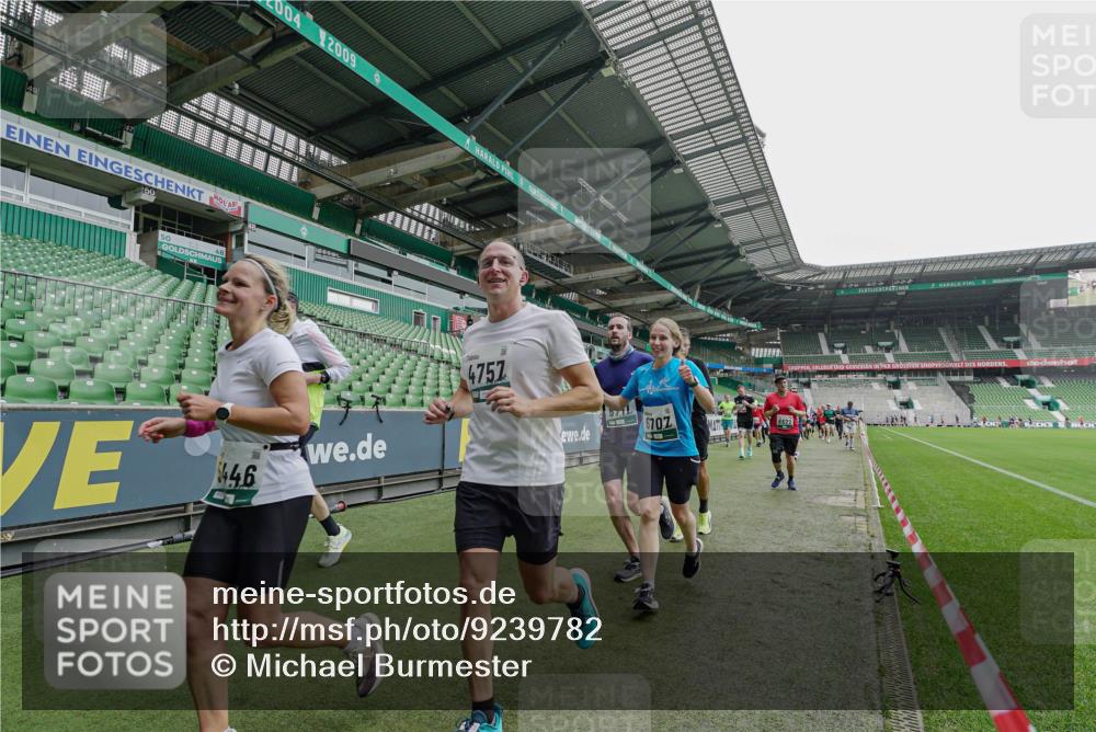 05.10.2025 - 20. swb-Marathon Bremen Michael Burmester http://msf.ph/oto/9239782 05.10.2025 13:04:26 Laufen im Stadion 100, 360, 414, 421, 470, 490, 592, 607, 898, 1012, 1019, 1080, 1084, 1413, 1468, 1478, 1695, 1834, 1852, 1914, 1975, 1997, 2086, 2333, 2399, 2617, 2664, 2901, 2989, 3072, 3346, 3433, 3483, 3485, 3658, 3901, 4001, 4005, 4053, 4087, 4243, 4244, 4335, 4453, 4462, 4501, 4524, 4627, 4634, 4637, 4638, 4651, 4757, 4793, 4803, 4838, 4840, 4858, 4928, 5043, 5082, 5137, 5162, 5212, 5236, 5247, 5343, 5446, 5464, 5832, 5969, 6011, 6145, 6287, 6529, 6584, 6635, 1336 meine-sportfotos.de