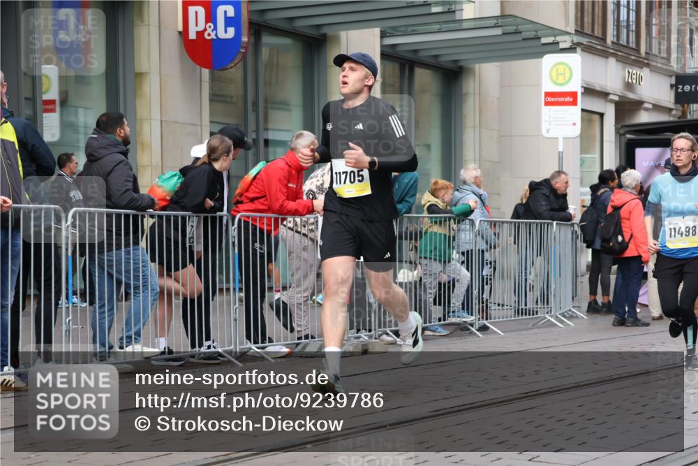 05.10.2025 - 20. swb-Marathon Bremen Strokosch-Dieckow http://msf.ph/oto/9239786 05.10.2025 10:47:08 Ziel 9244, 9339, 9377, 9428, 9670, 9711, 9924, 10073, 10319, 10637, 10667, 10850, 10875, 10947, 10951, 11330, 11498, 11705, 11742, 9244, 9339, 9377, 9428, 9670, 9711, 9924, 10073, 10319, 10637, 10667, 10850, 10875, 10947, 10951, 11330, 11498, 11705, 11742 meine-sportfotos.de