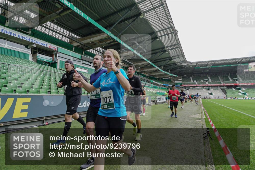 05.10.2025 - 20. swb-Marathon Bremen Michael Burmester http://msf.ph/oto/9239796 05.10.2025 13:04:27 Laufen im Stadion 100, 360, 414, 421, 470, 490, 592, 607, 898, 1012, 1019, 1080, 1084, 1413, 1468, 1478, 1695, 1834, 1852, 1914, 1975, 1997, 2086, 2333, 2399, 2617, 2664, 2901, 2989, 3072, 3346, 3433, 3483, 3485, 3658, 3901, 4001, 4005, 4053, 4087, 4243, 4244, 4335, 4453, 4462, 4501, 4524, 4627, 4634, 4637, 4638, 4651, 4671, 4757, 4793, 4803, 4838, 4840, 4858, 4928, 5043, 5082, 5137, 5162, 5212, 5236, 5247, 5343, 5446, 5464, 5832, 5969, 6011, 6287, 6529, 6584, 6635, 1336 meine-sportfotos.de