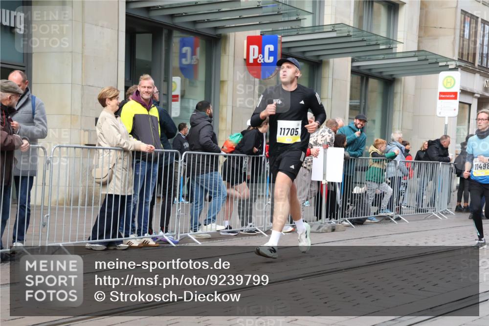 05.10.2025 - 20. swb-Marathon Bremen Strokosch-Dieckow http://msf.ph/oto/9239799 05.10.2025 10:47:08 Ziel 9244, 9339, 9377, 9428, 9670, 9711, 9924, 10073, 10319, 10637, 10667, 10850, 10875, 10947, 10951, 11330, 11498, 11705, 11742, 9244, 9339, 9377, 9428, 9670, 9711, 9924, 10073, 10319, 10637, 10667, 10850, 10875, 10947, 10951, 11330, 11498, 11705, 11742 meine-sportfotos.de