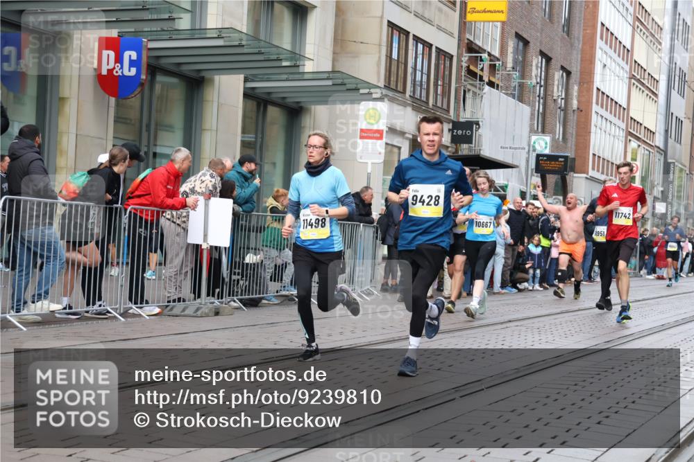 05.10.2025 - 20. swb-Marathon Bremen Strokosch-Dieckow http://msf.ph/oto/9239810 05.10.2025 10:47:09 Ziel 9244, 9339, 9377, 9428, 9670, 9924, 10073, 10319, 10637, 10667, 10676, 10850, 10875, 10947, 10951, 11330, 11409, 11498, 11705, 11708, 11742, 9244, 9339, 9377, 9428, 9670, 9924, 10073, 10319, 10637, 10667, 10676, 10850, 10875, 10947, 10951, 11330, 11409, 11498, 11705, 11708, 11742 meine-sportfotos.de