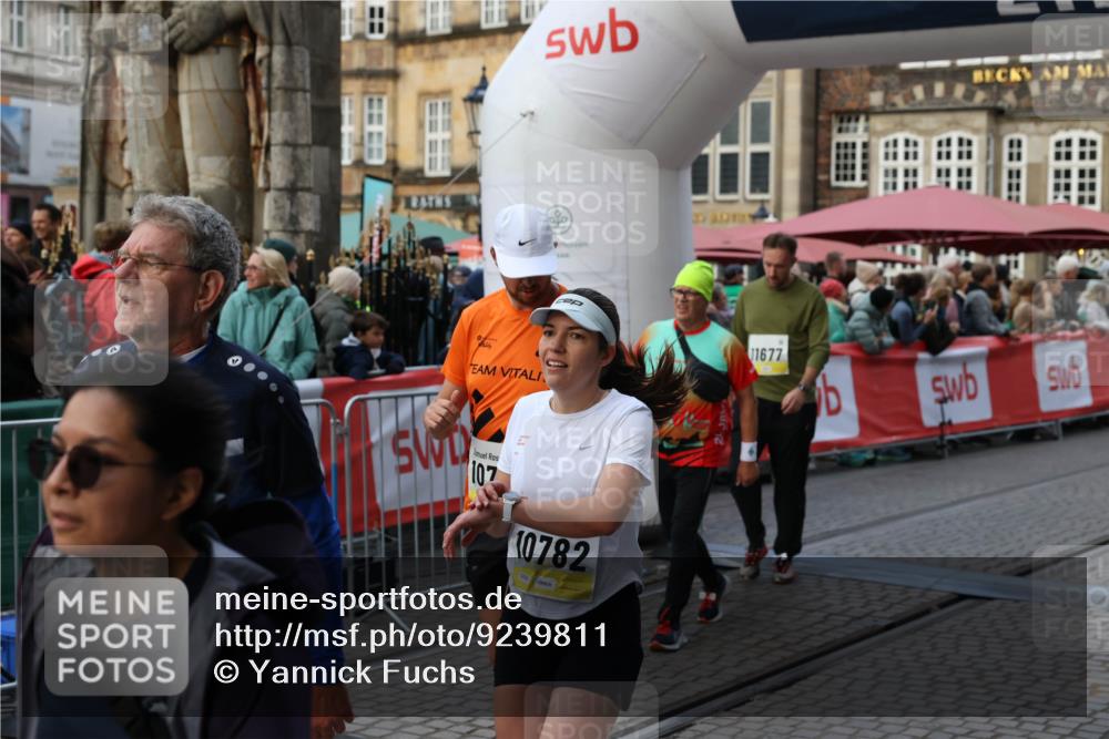 05.10.2025 - 20. swb-Marathon Bremen Yannick Fuchs http://msf.ph/oto/9239811 05.10.2025 11:08:07 Ziel 8123, 9212, 10135, 10365, 10366, 10706, 10782, 10783, 11490, 11677 meine-sportfotos.de