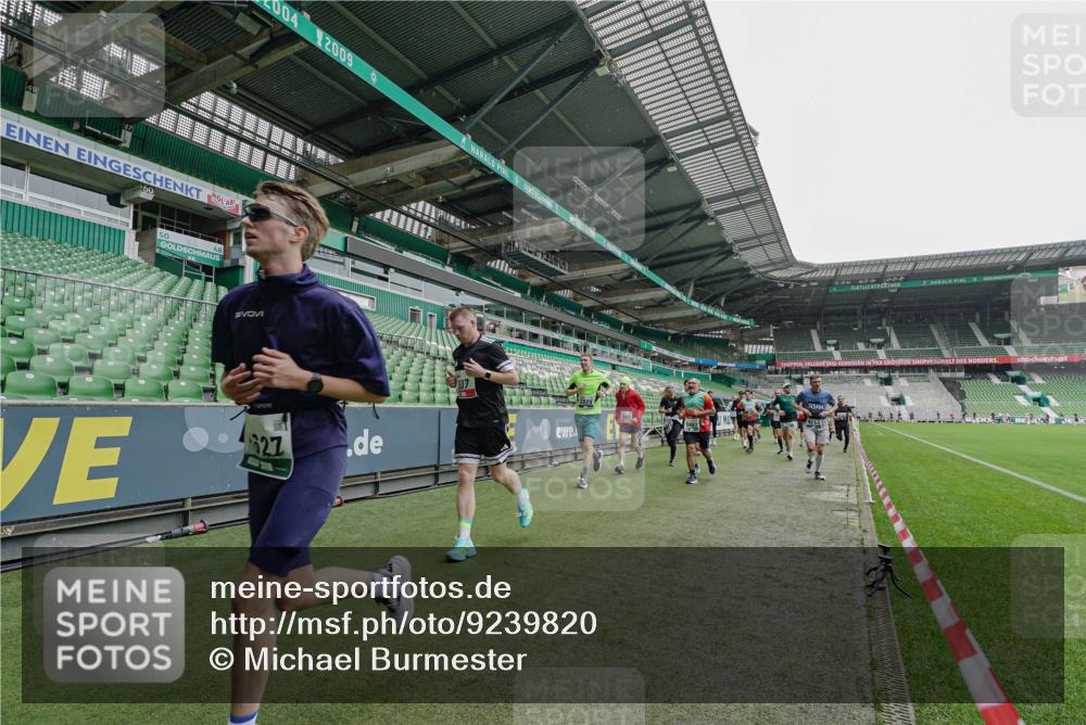 05.10.2025 - 20. swb-Marathon Bremen Michael Burmester http://msf.ph/oto/9239820 05.10.2025 13:04:31 Laufen im Stadion 100, 360, 414, 421, 470, 490, 592, 607, 898, 1012, 1019, 1061, 1080, 1084, 1413, 1468, 1478, 1695, 1834, 1852, 1914, 1975, 1997, 2009, 2086, 2333, 2399, 2617, 2664, 2901, 2989, 3072, 3346, 3433, 3483, 3485, 3561, 3658, 3901, 4001, 4005, 4053, 4087, 4187, 4243, 4244, 4335, 4453, 4462, 4501, 4524, 4627, 4634, 4637, 4638, 4651, 4671, 4757, 4793, 4803, 4838, 4840, 4858, 4928, 5043, 5082, 5137, 5212, 5247, 5343, 5446, 5464, 5832, 5969, 6011, 6287, 6584, 6635, 1336 meine-sportfotos.de