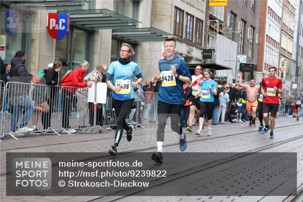 05.10.2025 - 20. swb-Marathon Bremen Strokosch-Dieckow http://msf.ph/oto/9239822 05.10.2025 10:47:09 Ziel 9244, 9339, 9377, 9428, 9670, 9924, 10073, 10319, 10637, 10667, 10676, 10850, 10875, 10947, 10951, 11330, 11409, 11498, 11705, 11708, 11742, 9244, 9339, 9377, 9428, 9670, 9924, 10073, 10319, 10637, 10667, 10676, 10850, 10875, 10947, 10951, 11330, 11409, 11498, 11705, 11708, 11742 meine-sportfotos.de