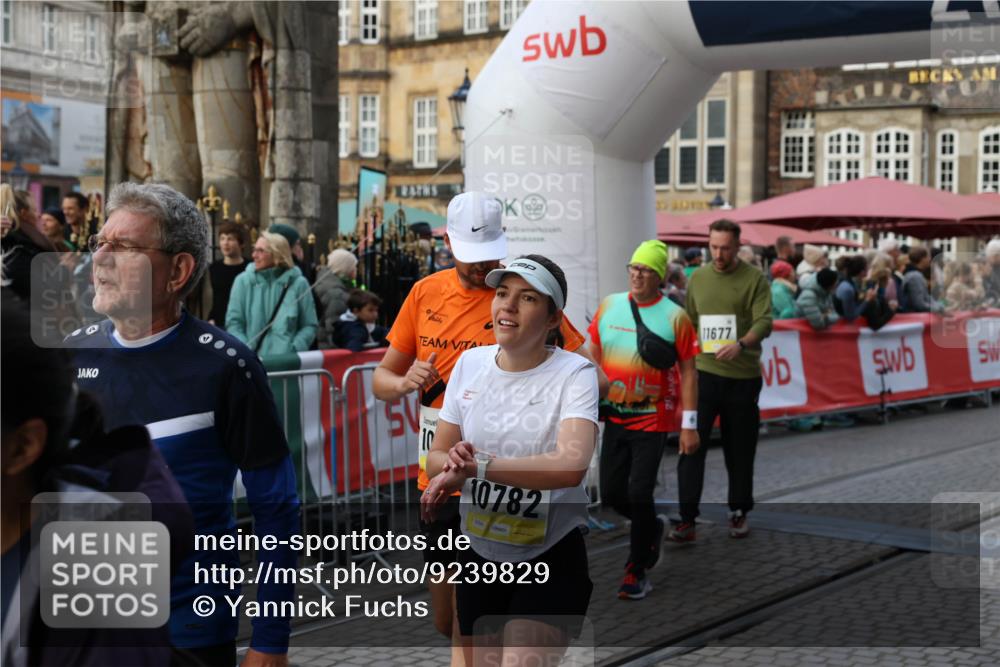 05.10.2025 - 20. swb-Marathon Bremen Yannick Fuchs http://msf.ph/oto/9239829 05.10.2025 11:08:08 Ziel 8123, 9212, 10135, 10365, 10366, 10706, 10782, 10783, 11490, 11677 meine-sportfotos.de