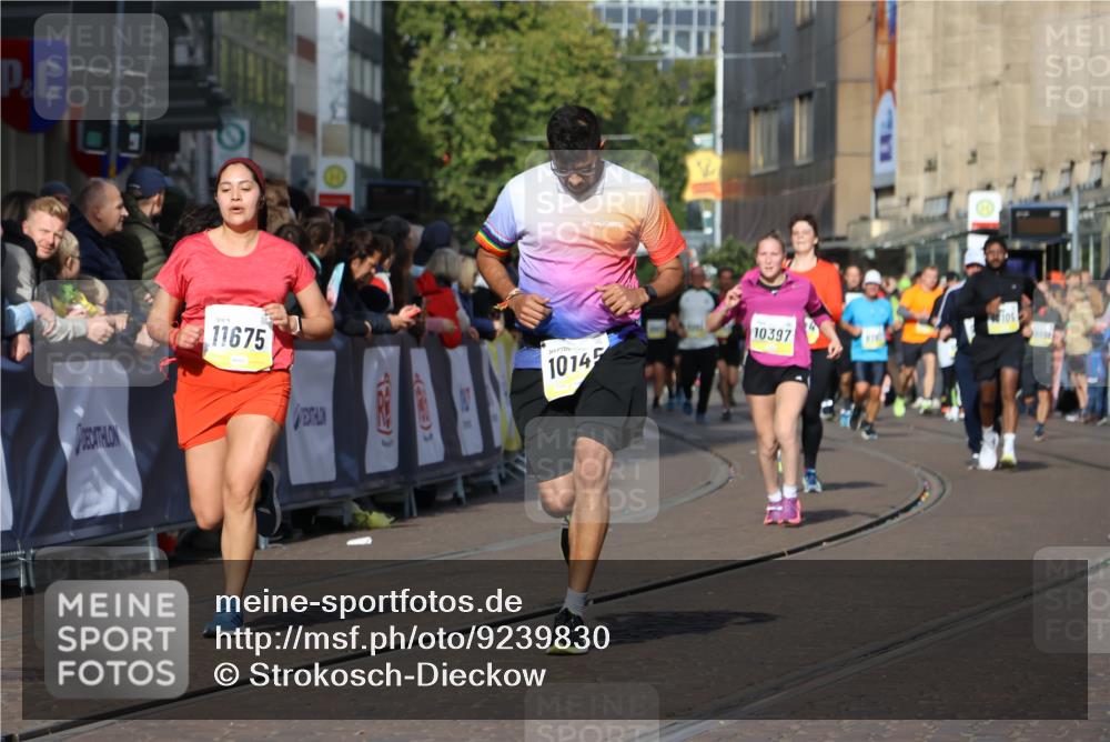05.10.2025 - 20. swb-Marathon Bremen Strokosch-Dieckow http://msf.ph/oto/9239830 05.10.2025 10:56:48 Ziel 9188, 9669, 10145, 10397, 10845, 10924, 11274, 11426, 11675, 11734 meine-sportfotos.de