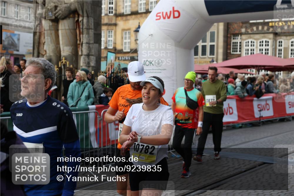 05.10.2025 - 20. swb-Marathon Bremen Yannick Fuchs http://msf.ph/oto/9239835 05.10.2025 11:08:08 Ziel 8123, 9212, 10135, 10365, 10366, 10706, 10782, 10783, 11490, 11677 meine-sportfotos.de