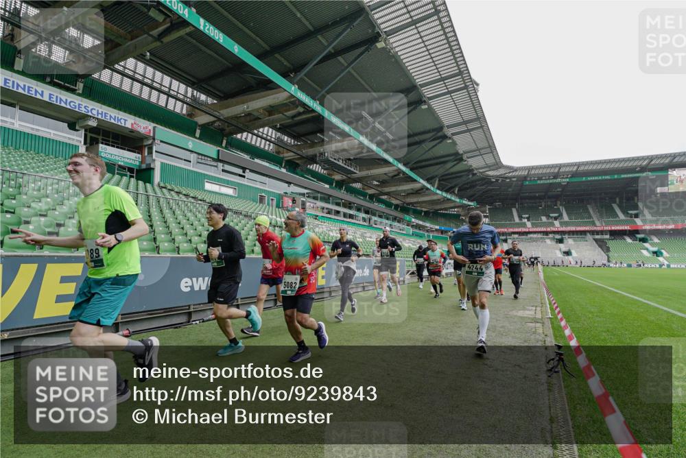 05.10.2025 - 20. swb-Marathon Bremen Michael Burmester http://msf.ph/oto/9239843 05.10.2025 13:04:33 Laufen im Stadion 100, 360, 414, 421, 470, 490, 592, 607, 898, 1012, 1019, 1061, 1080, 1084, 1413, 1468, 1478, 1695, 1834, 1852, 1914, 1975, 1997, 2009, 2086, 2333, 2399, 2536, 2617, 2664, 2802, 2901, 2989, 3072, 3346, 3413, 3433, 3483, 3485, 3561, 3658, 3901, 4001, 4005, 4053, 4087, 4187, 4241, 4243, 4244, 4335, 4501, 4524, 4627, 4634, 4637, 4638, 4651, 4671, 4757, 4793, 4803, 4838, 4840, 4858, 4928, 5043, 5082, 5137, 5212, 5247, 5343, 5446, 5464, 5832, 5969, 6011, 6287, 6584, 6635, 1336 meine-sportfotos.de