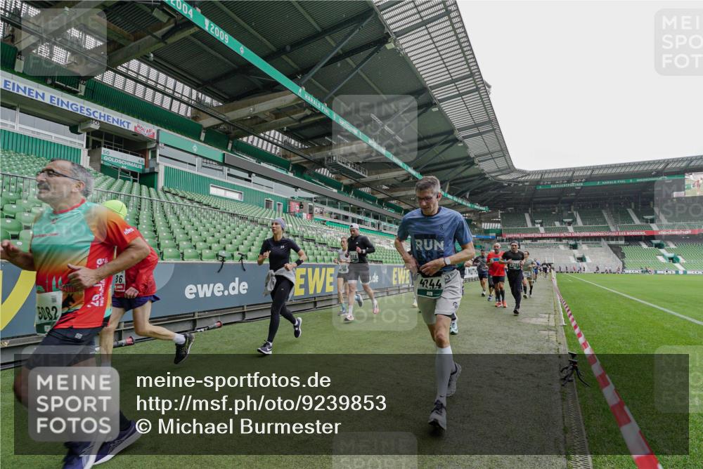 05.10.2025 - 20. swb-Marathon Bremen Michael Burmester http://msf.ph/oto/9239853 05.10.2025 13:04:33 Laufen im Stadion 100, 360, 414, 421, 470, 490, 592, 607, 898, 1012, 1019, 1061, 1080, 1084, 1413, 1468, 1478, 1695, 1834, 1852, 1914, 1975, 1997, 2009, 2086, 2333, 2399, 2536, 2617, 2664, 2802, 2901, 2989, 3072, 3346, 3413, 3433, 3483, 3485, 3561, 3658, 3901, 4001, 4005, 4053, 4087, 4187, 4241, 4243, 4244, 4335, 4501, 4524, 4627, 4634, 4637, 4638, 4651, 4671, 4757, 4793, 4803, 4838, 4840, 4858, 4928, 5043, 5082, 5137, 5212, 5247, 5343, 5446, 5464, 5832, 5969, 6011, 6287, 6584, 6635, 1336 meine-sportfotos.de