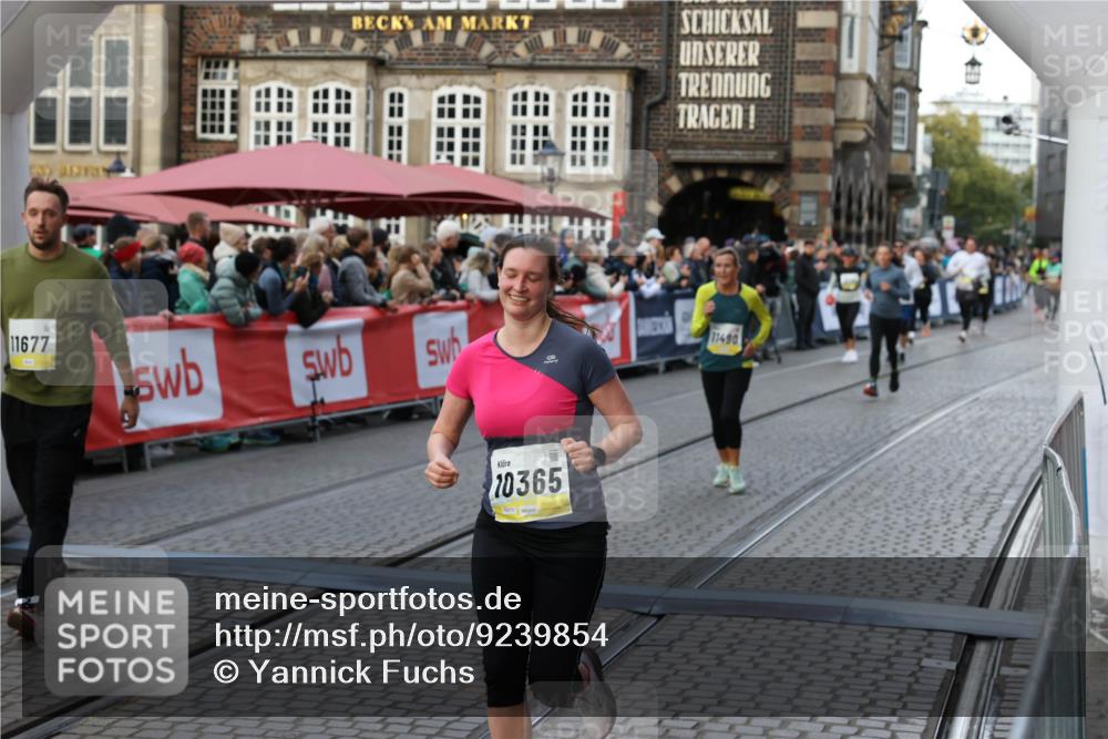 05.10.2025 - 20. swb-Marathon Bremen Yannick Fuchs http://msf.ph/oto/9239854 05.10.2025 11:08:08 Ziel 8123, 9212, 10135, 10365, 10366, 10706, 10782, 10783, 11490, 11677 meine-sportfotos.de