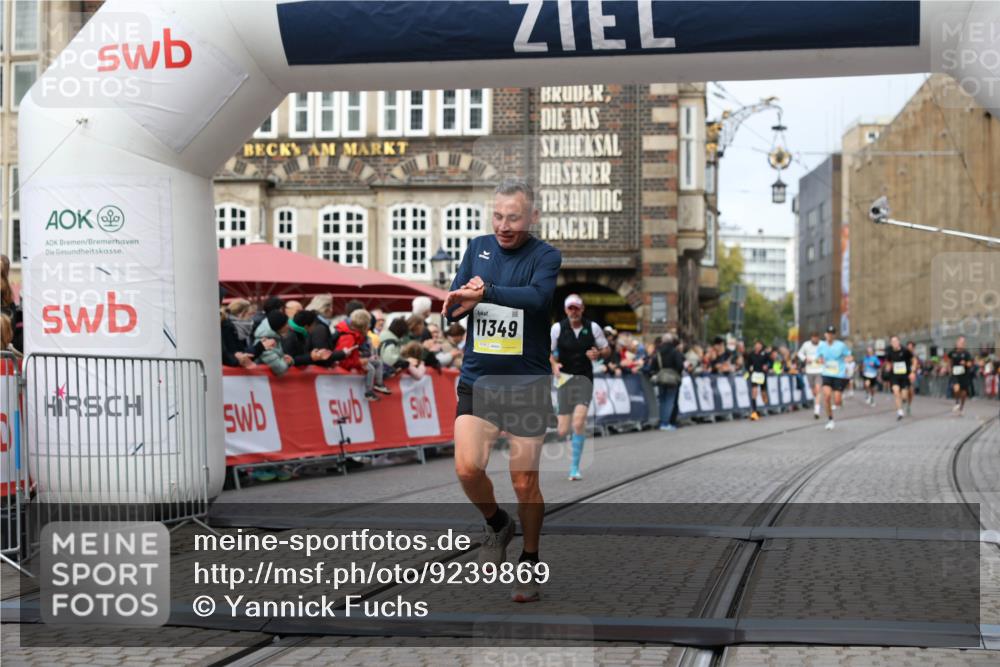 05.10.2025 - 20. swb-Marathon Bremen Yannick Fuchs http://msf.ph/oto/9239869 05.10.2025 10:39:51 Ziel 10753, 11349, 11418 meine-sportfotos.de