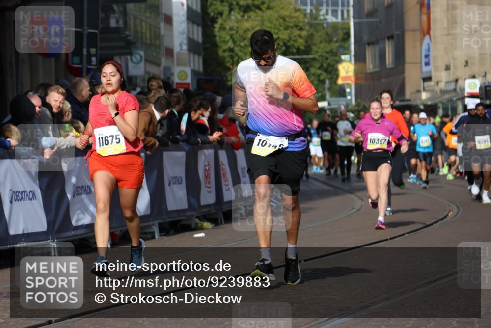 05.10.2025 - 20. swb-Marathon Bremen Strokosch-Dieckow http://msf.ph/oto/9239883 05.10.2025 10:56:48 Ziel 9188, 9669, 10145, 10397, 10845, 10924, 11274, 11426, 11675, 11734 meine-sportfotos.de