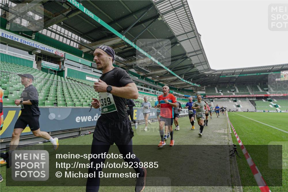 05.10.2025 - 20. swb-Marathon Bremen Michael Burmester http://msf.ph/oto/9239885 05.10.2025 13:04:36 Laufen im Stadion 100, 360, 414, 421, 470, 490, 607, 712, 898, 1012, 1019, 1061, 1080, 1084, 1132, 1413, 1468, 1478, 1695, 1746, 1834, 1852, 1914, 1997, 2009, 2086, 2333, 2399, 2536, 2617, 2664, 2802, 2901, 2989, 3072, 3216, 3346, 3413, 3433, 3483, 3485, 3561, 3658, 3901, 4001, 4005, 4187, 4241, 4243, 4244, 4335, 4501, 4524, 4627, 4634, 4637, 4638, 4671, 4757, 4793, 4803, 4838, 4840, 4858, 4928, 5082, 5137, 5212, 5247, 5286, 5295, 5343, 5446, 5464, 5832, 5969, 6011, 6287, 1336 meine-sportfotos.de