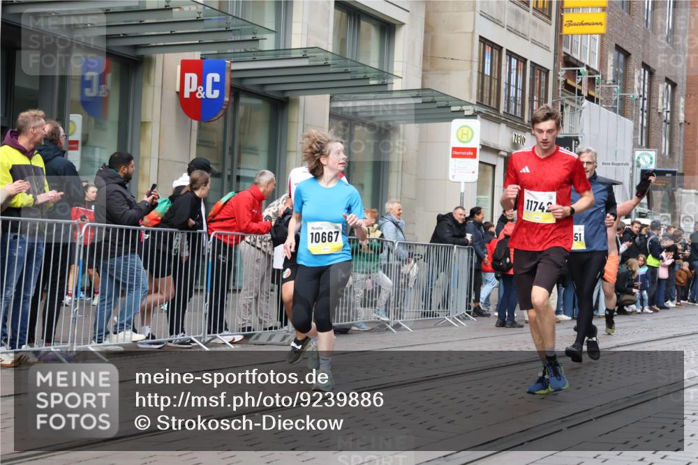 05.10.2025 - 20. swb-Marathon Bremen Strokosch-Dieckow http://msf.ph/oto/9239886 05.10.2025 10:47:11 Ziel 9244, 9339, 9377, 9428, 9670, 9924, 10073, 10319, 10637, 10667, 10676, 10850, 10875, 10947, 10951, 11330, 11409, 11498, 11705, 11708, 11742, 9244, 9339, 9377, 9428, 9670, 9924, 10073, 10319, 10637, 10667, 10676, 10850, 10875, 10947, 10951, 11330, 11409, 11498, 11705, 11708, 11742 meine-sportfotos.de